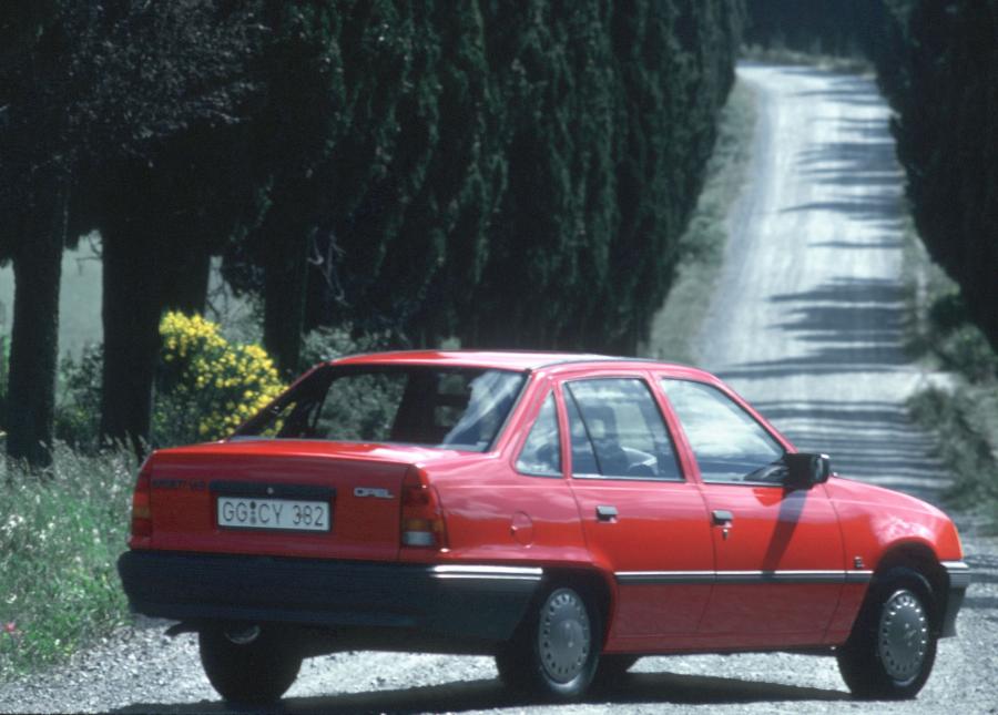  Opel Kadett E 1984 года  (фото 19 из 22)